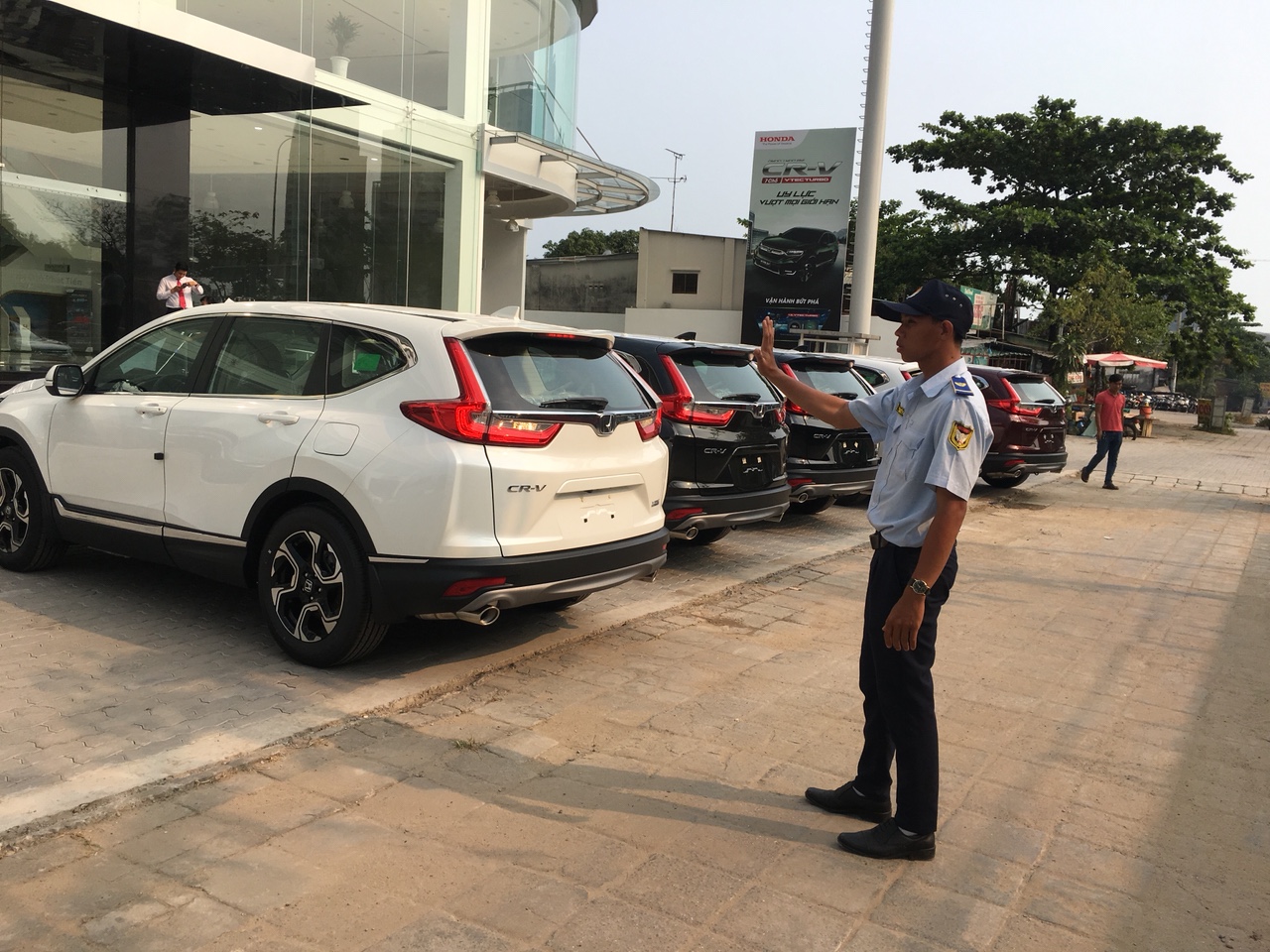 Đại lý Honda Ôtô Phát Tiến nhận xe CR-V từ Honda Việt Nam - Ảnh 2